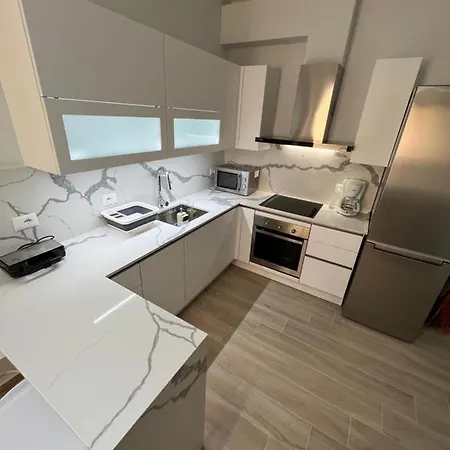 Kanes Free Rooftop Pool Access Apartment