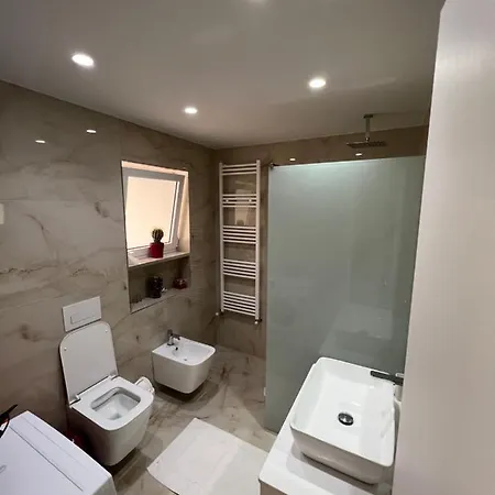 Kanes Free Rooftop Pool Access Apartment